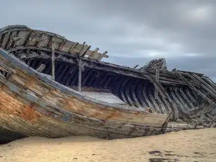 barcos naufragados renascem na forma de instrumentos musicais