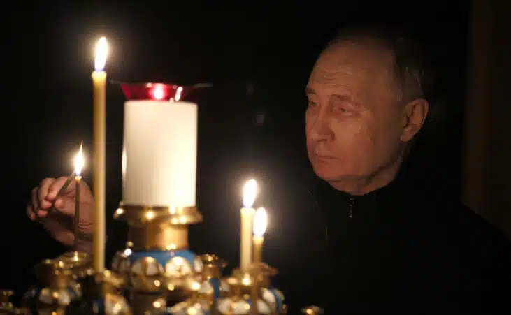 Suspeitos de atentado podem ser condenador a prisao perpetua-putin-acende-vela